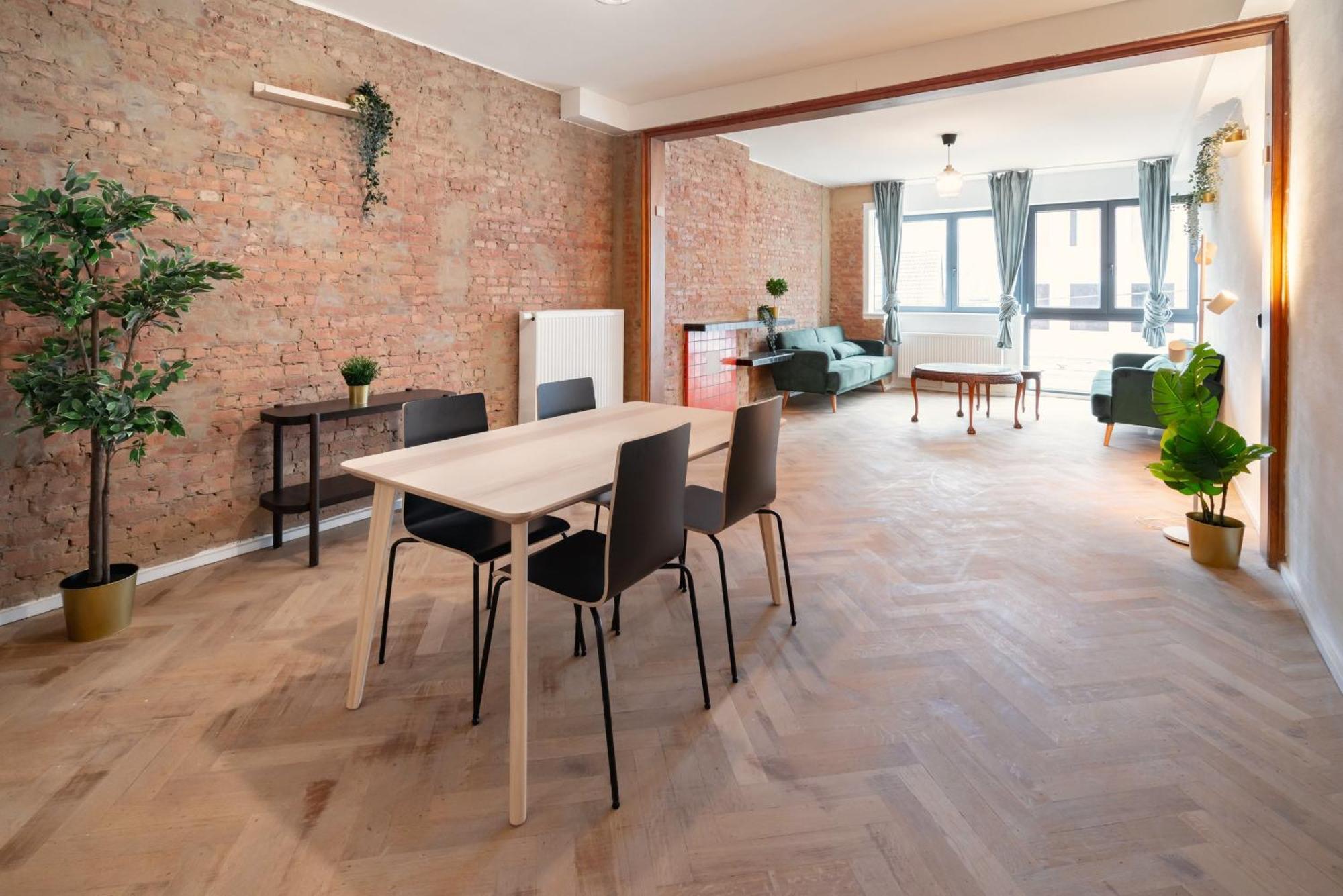 Two-Bedroom Apartments In The Heart Of アントウェルペン エクステリア 写真